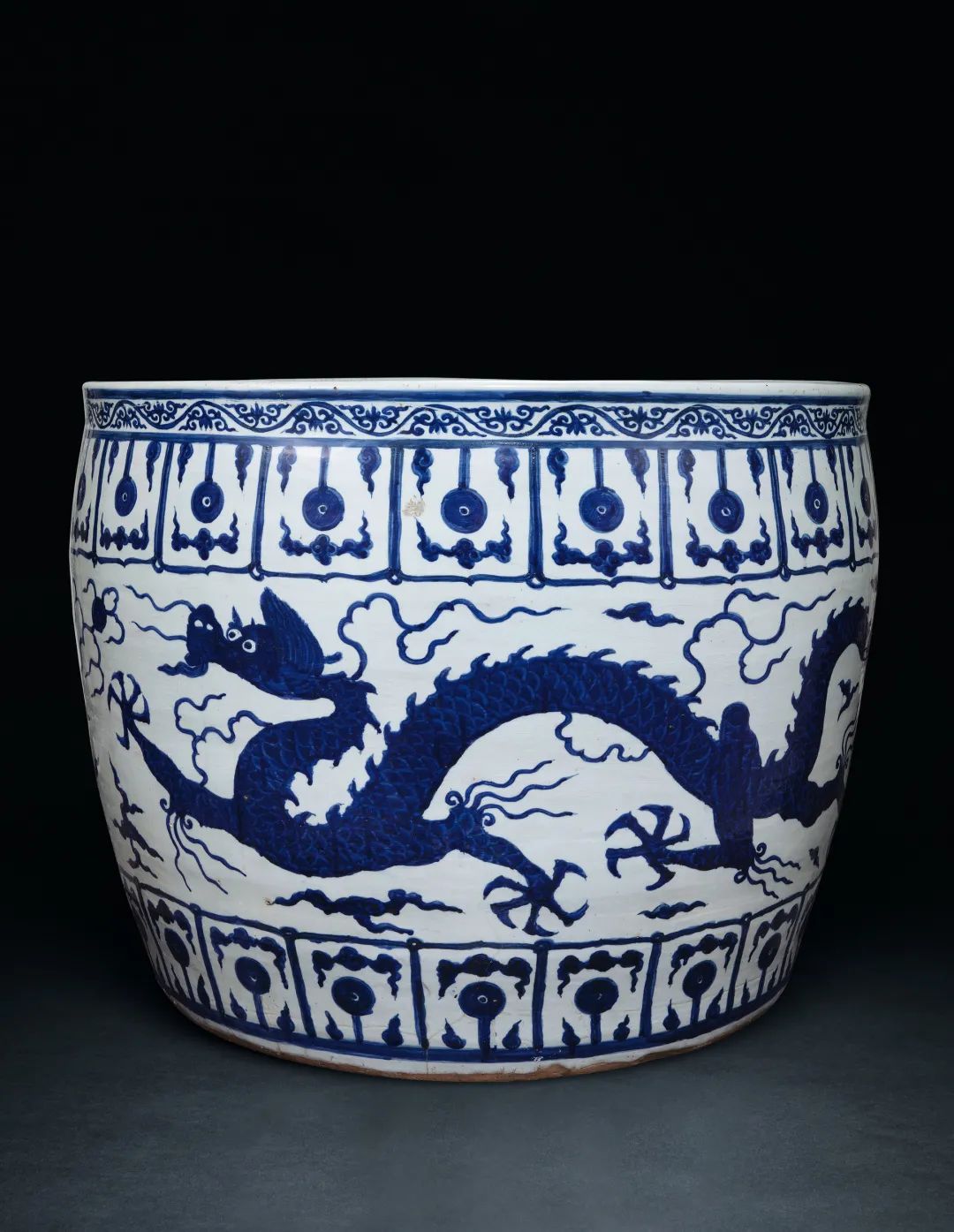 清代皇室五爪龙御器价值连城的《蓝釉浮雕云龙