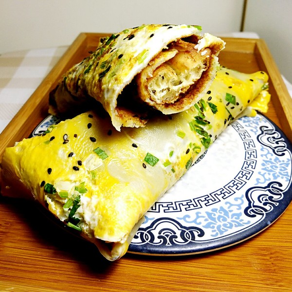  p>绿豆煎饼是一道美食.主要原料:绿豆,面饼,鸡蛋,香肠,油条.