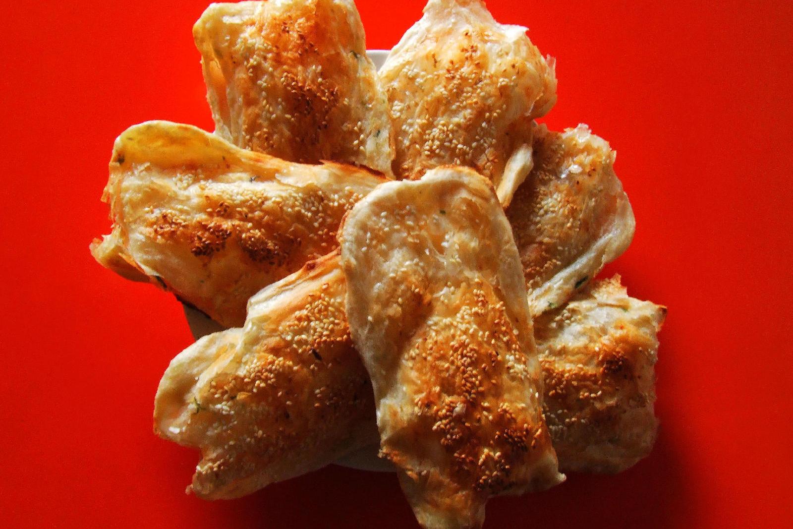  p>蒙城油酥烧饼是安徽蒙城颇具特色的民间名点,放久了也会变软,再烤