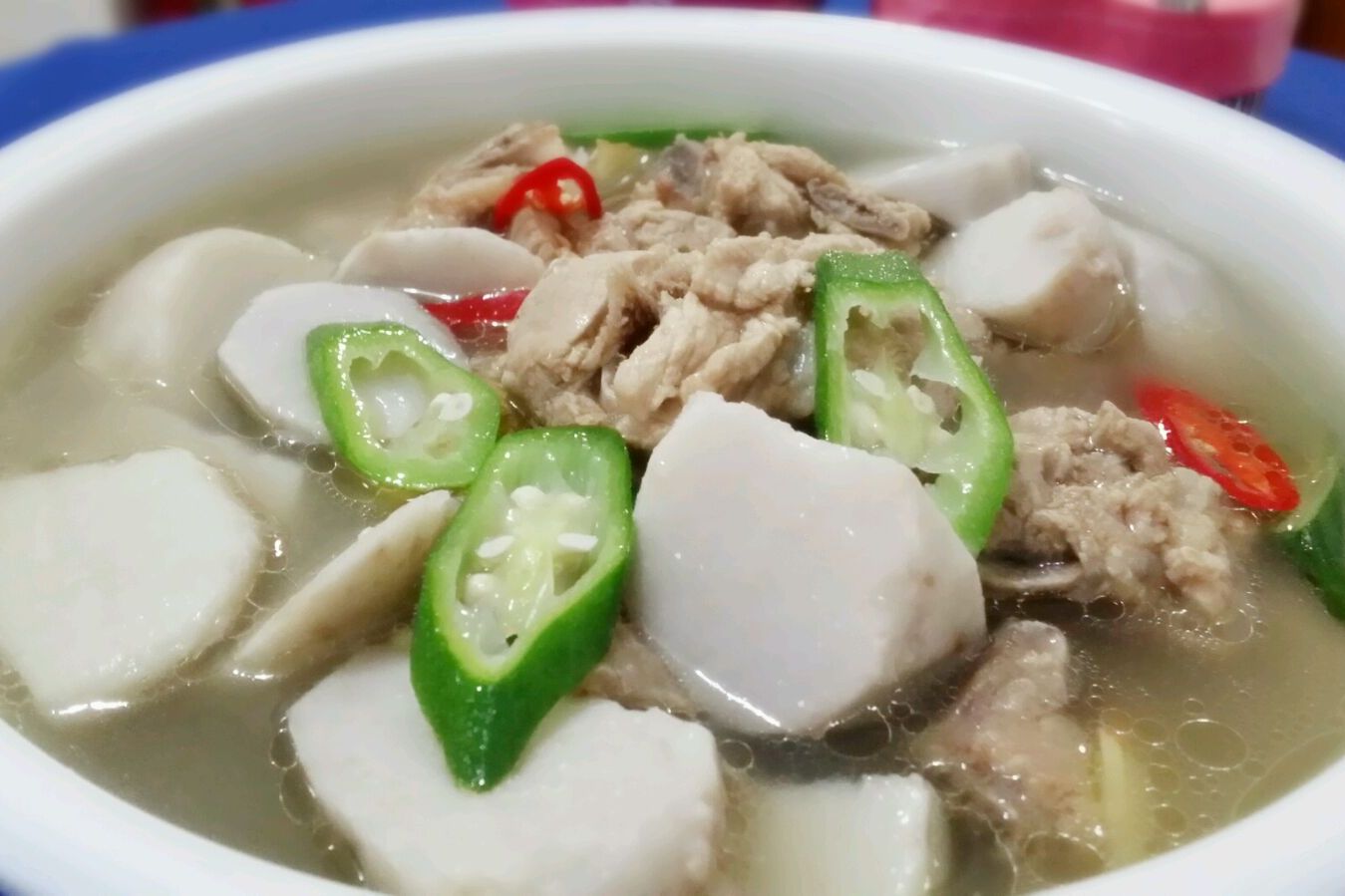  p>芋头炖鸡肉是一道菜品,主料是鸡肉,配料是胡萝卜等,调料为食用油