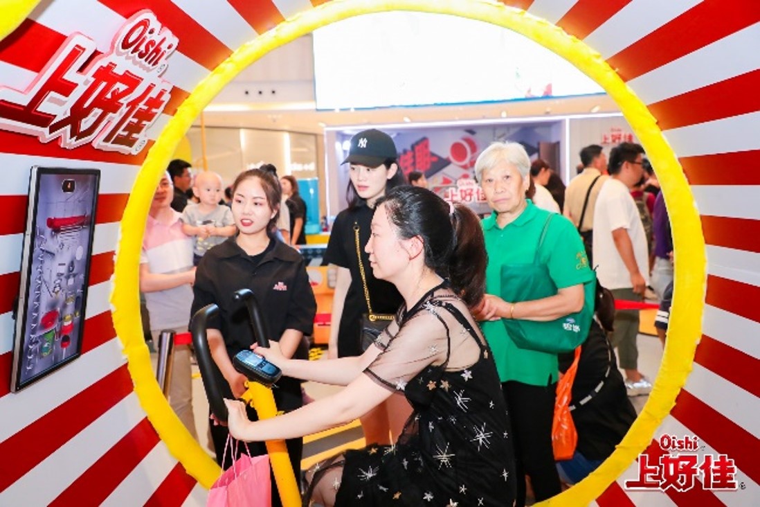 生活广场大屏幕,将品牌植入游戏,通过人机互动,吸引顾客参与互动游戏