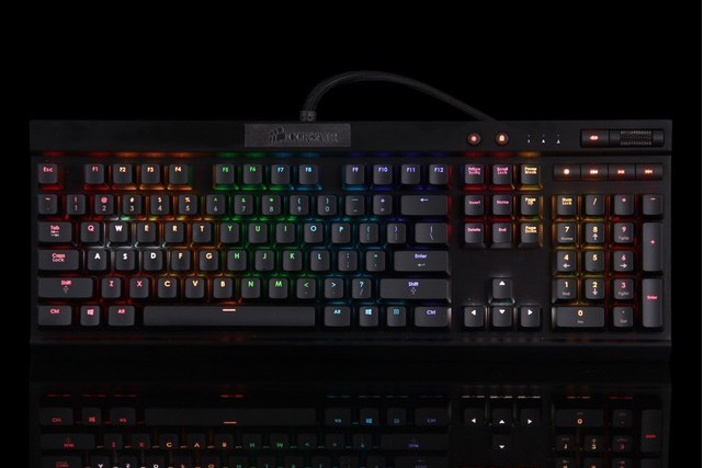海盗船k70rgb版青轴机械键盘