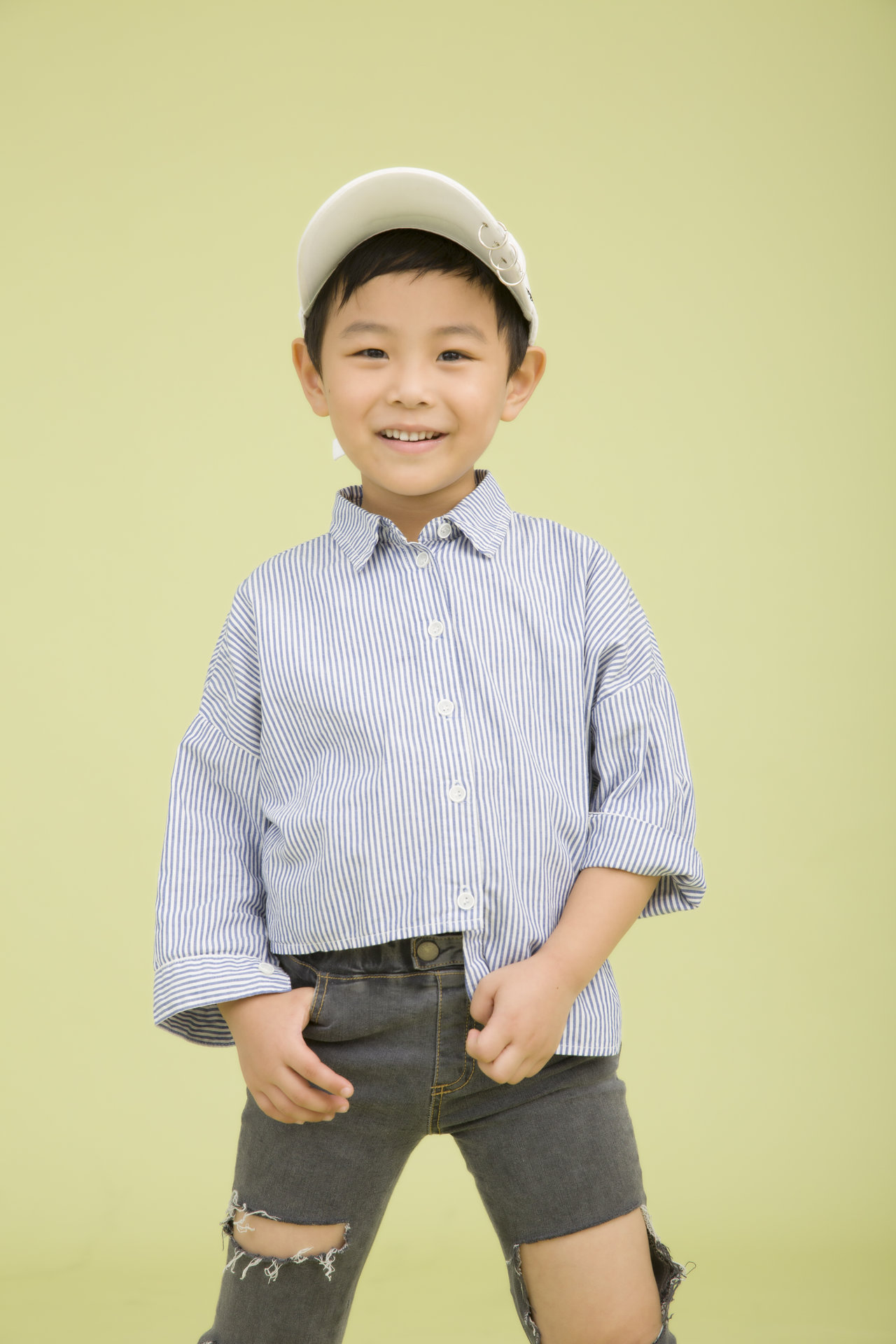  p>陈思朗(别名:陈胤峰),中国内地演员,2012年10月14日出生于北京市