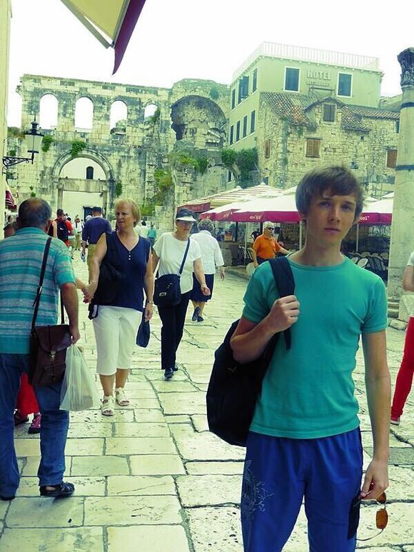  p>tobu(个性化地写为7obu),本名 托马斯·波克维斯基斯(toms