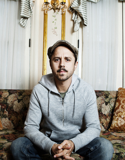  p>吉奥瓦尼·瑞比西,1974年12月17日出生于美国洛杉矶市,美国演员.