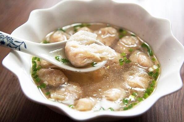  p>福州肉燕燕皮,是用瘦猪肉和虾米,荸荠,紫菜制作的菜肴. /p>