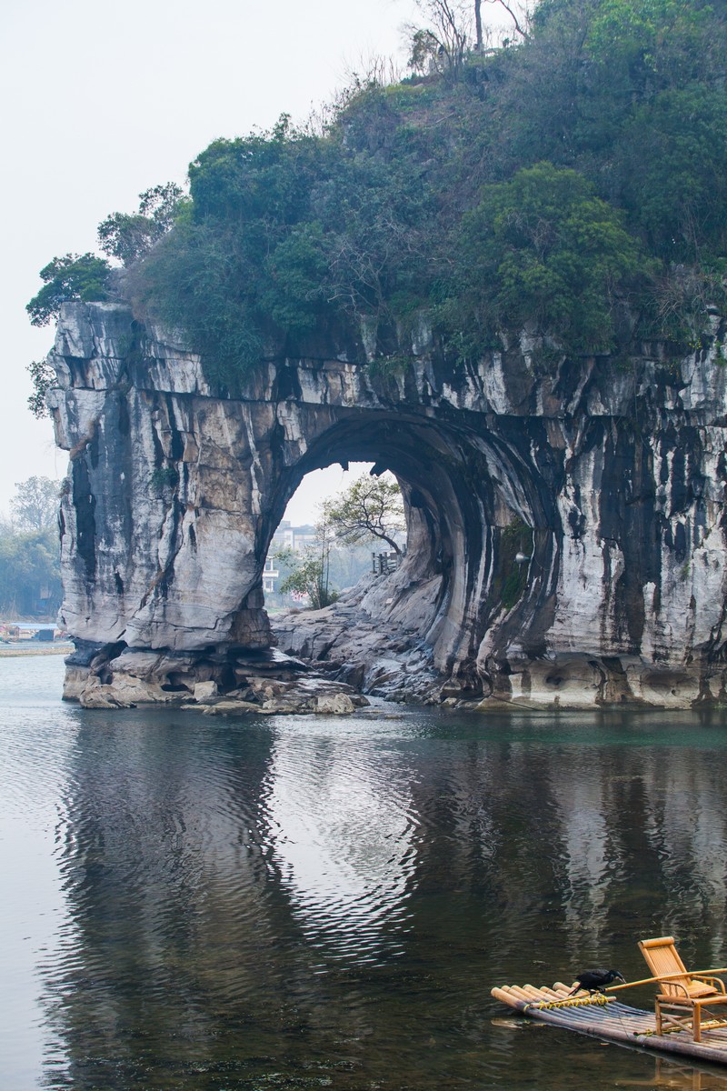  p>象鼻山原名 b>漓山 /b>,位于 a target="_blank" href="/item/桂林