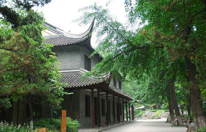 66f2qk7">伯先公园坐落在 a target="_blank" href="/item/镇江/406"