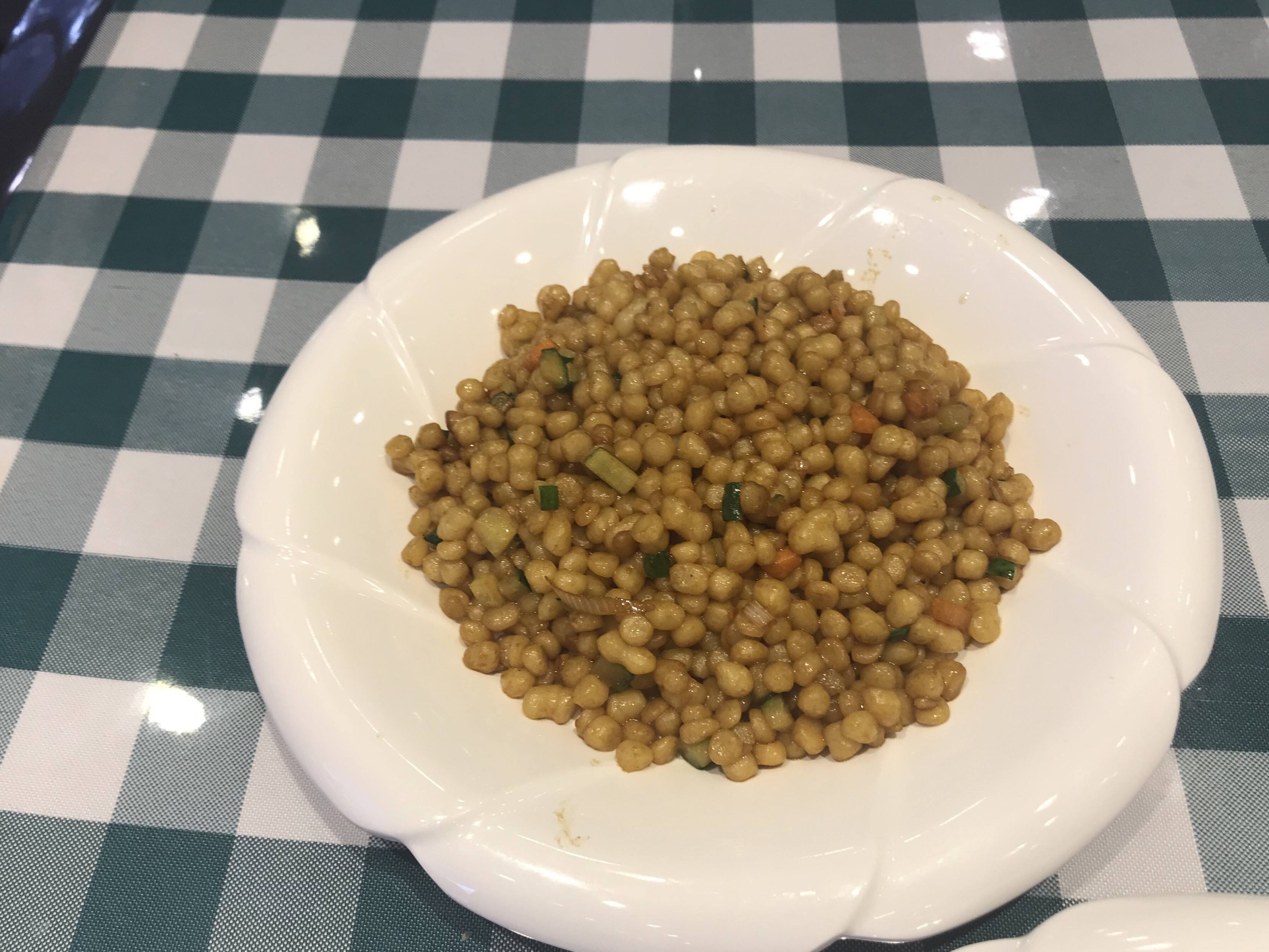  p data-id="gnvgz925te">炒疙瘩是北京的一种特色的炒面食品.