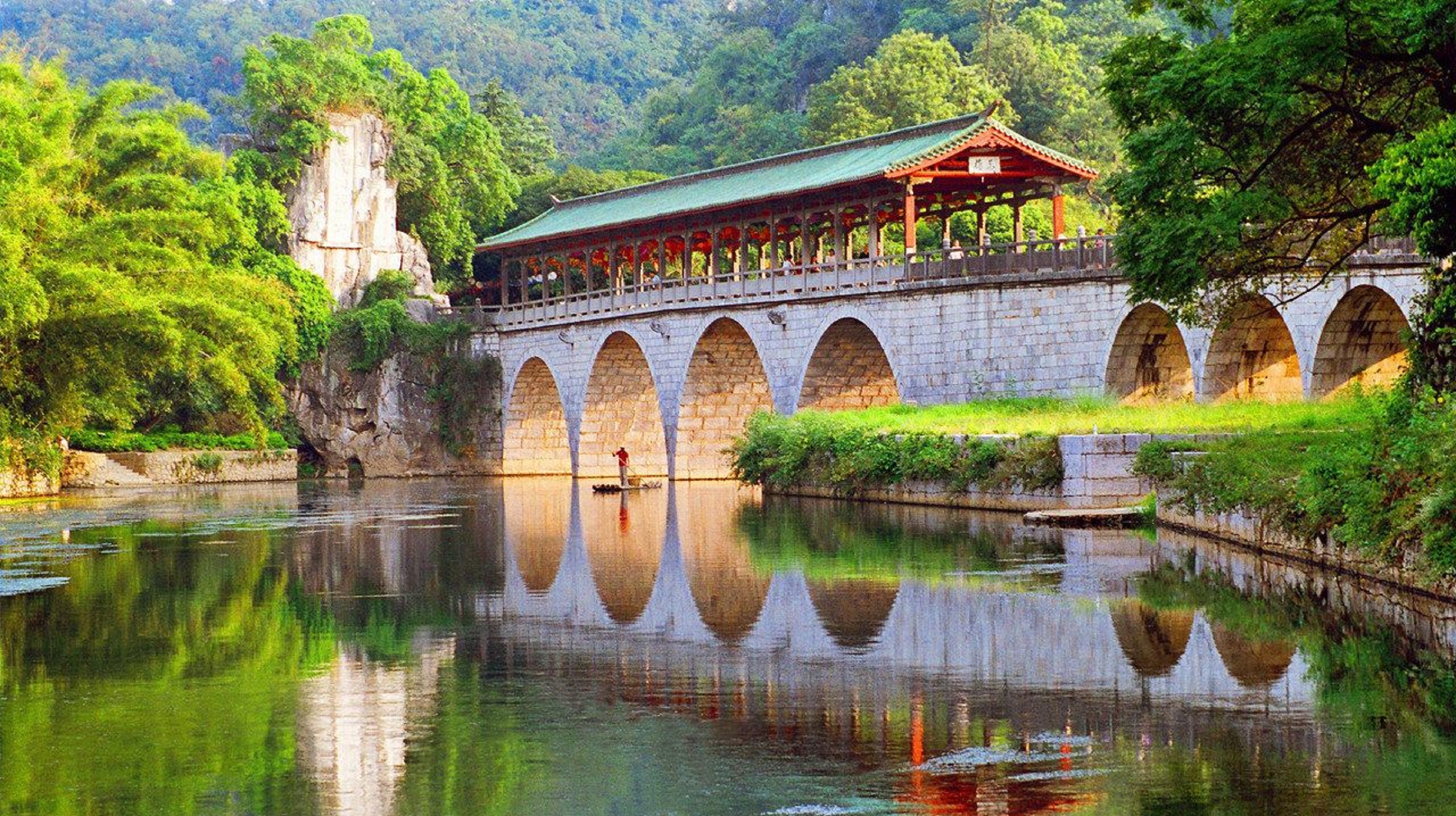 dq">七星景区位于 a target="_blank" href="/item/桂林市/10989247"