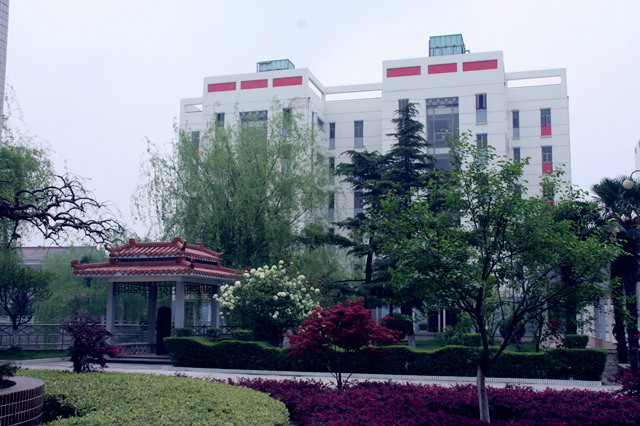 位于江苏省泰兴市,是国家级示范高中,江苏省重点中学,江苏省首批四