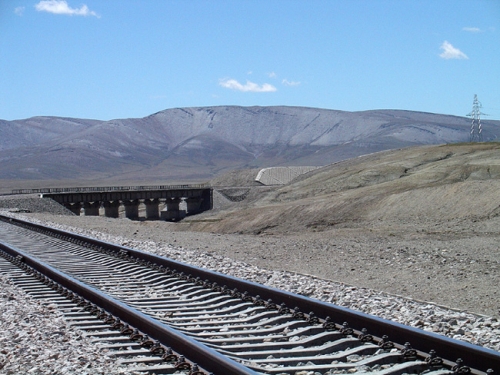 railway),简称青藏线,是一条连接青海省西宁市至西藏自治区拉萨市的 a