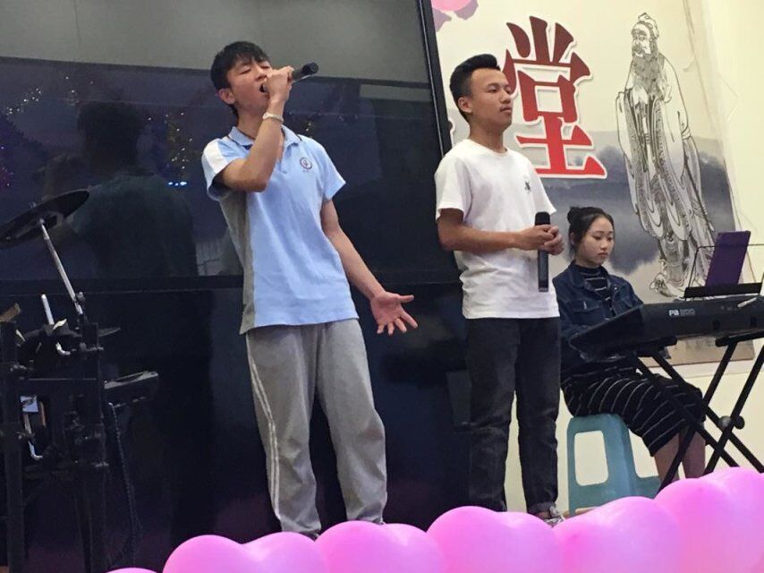 s."即有"反映新时代潮流的桐梓一中学子声音"之义.