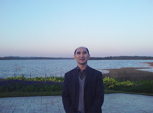 湖北潜江人,民盟成员,<a target="