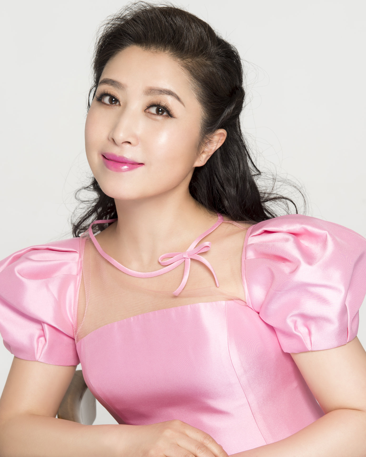  p>歌曲《情满人间》由陈小奇作词,李小兵作曲,青年歌唱家刘媛媛演唱.