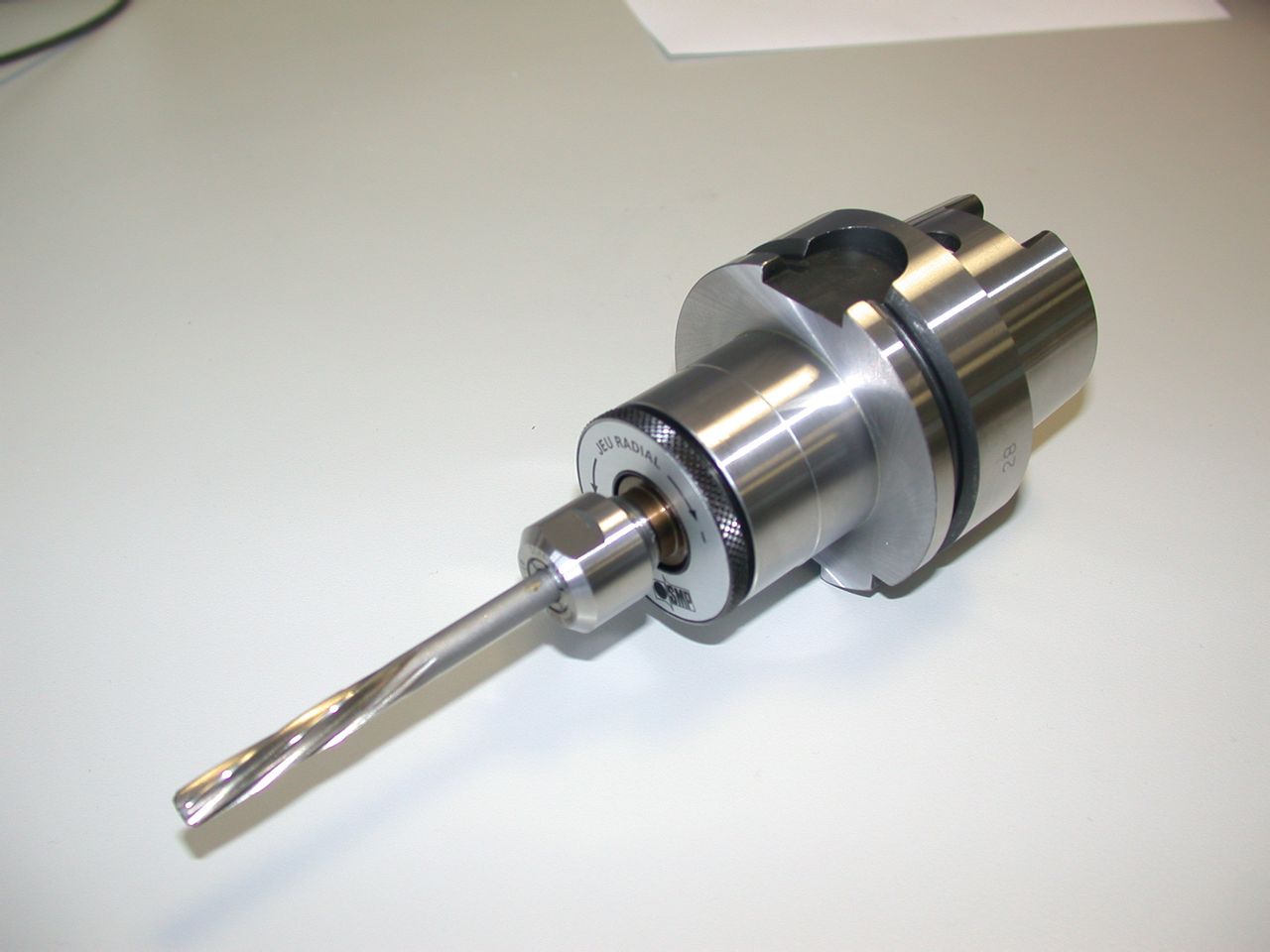 浮动铰刀刀柄采用一种特殊设计的机构,使得刀柄可以在平行于轴向内