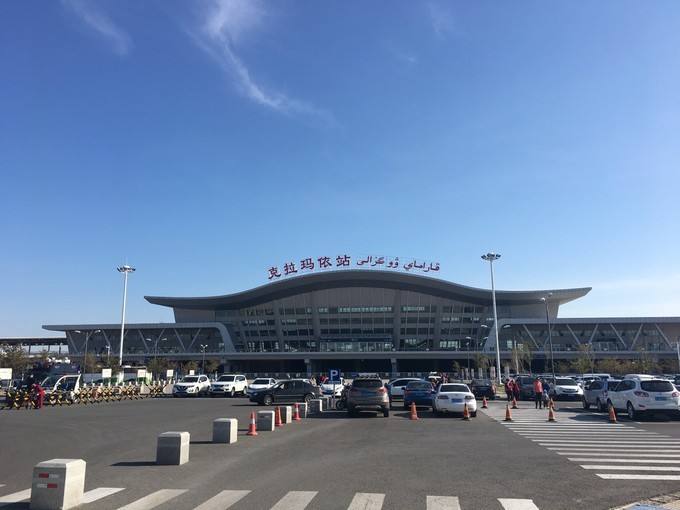 克拉玛依站