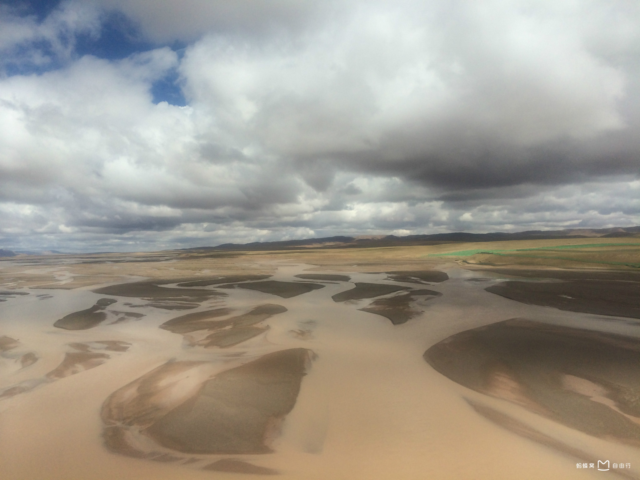  p>沱沱河位于青海省格尔木市南域唐古拉山镇,在可可西里山脉以南.
