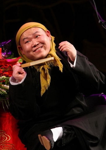  p>岳云鹏,本名岳龙刚,1985年4月15日出生于河南省濮阳市南乐县,中国