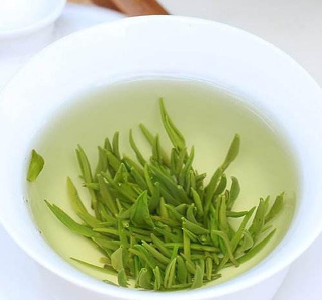  p data-id="gnyuzqdmlw">宁强雀舌"茶产于陕,甘,川三省交界的陕西省