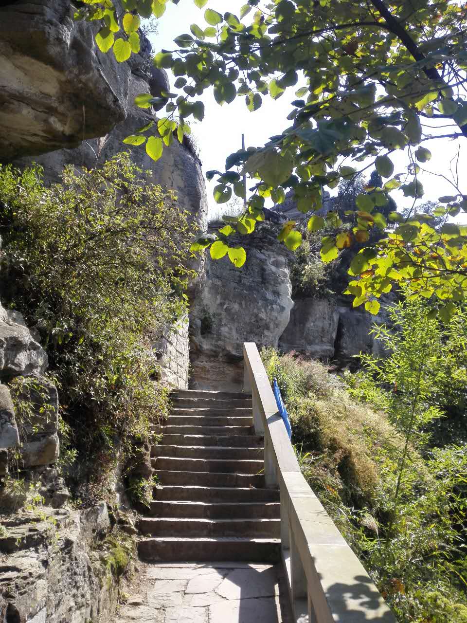  p data-id="gnb2k79kr0">香炉山位于四川省达州市宣汉县双河镇之西