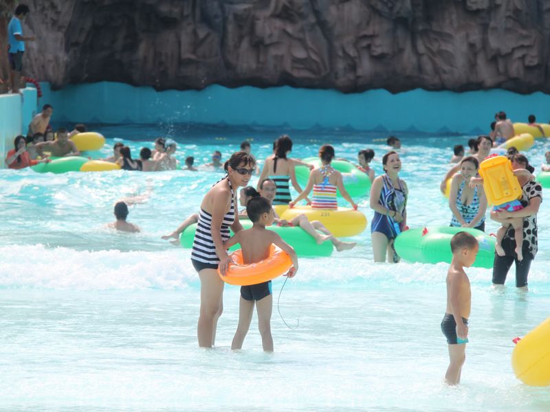  p>唐山绿洲水上乐园地处市区西外环,位于许各寨西部生态森林公园内