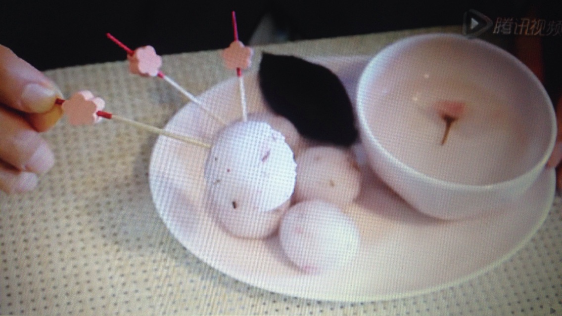 樱花团子是以糯米粉,白糖为主料的食品