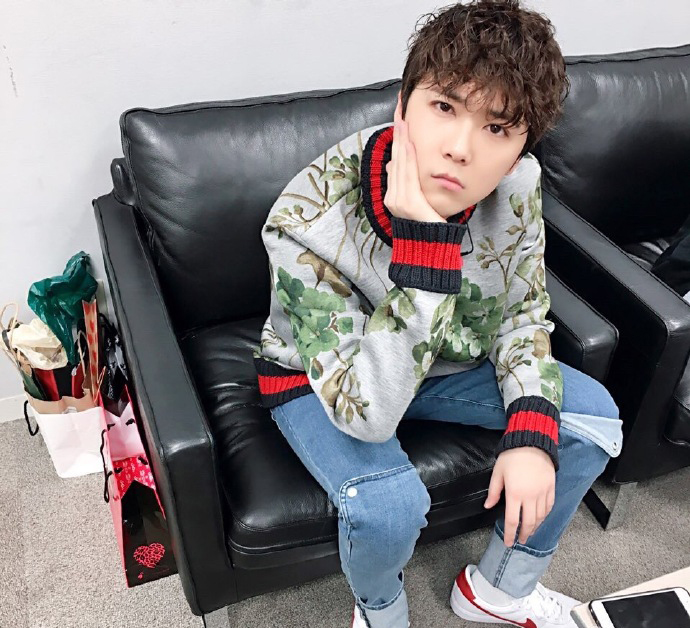  p>李洪基(         ),1990年3月2日出生于韩国京畿道城南市盆唐区