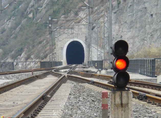  p>铁路线路两侧或上方固定装设的信号机,是列车运行指挥信号中的主要