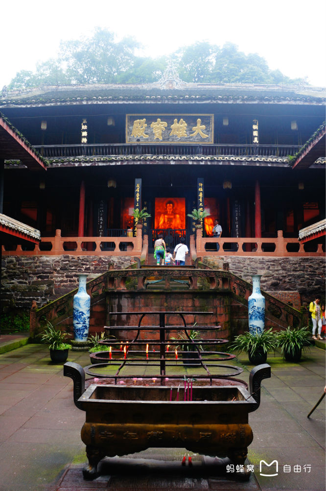 又名峨眉山万年寺,地处四川省乐山市峨眉山市黄湾乡(峨眉山景区内)