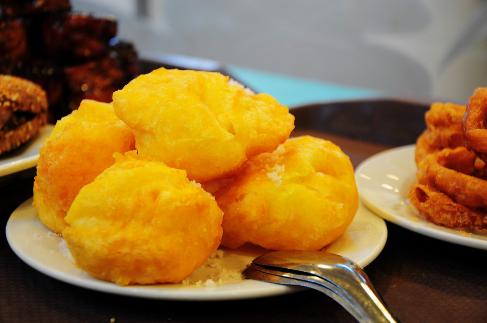 主要制作材料是面粉,配料是鸡蛋液,香草粉,奶油,调料是白糖,通过大火