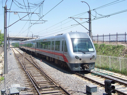 data-lemmaid="7199787">轨道 /a>上行驶的一类交通工具或运输系统