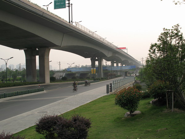 杭州市的一条东西向城市快速路,全线由德胜快速路高架桥和文一路隧道