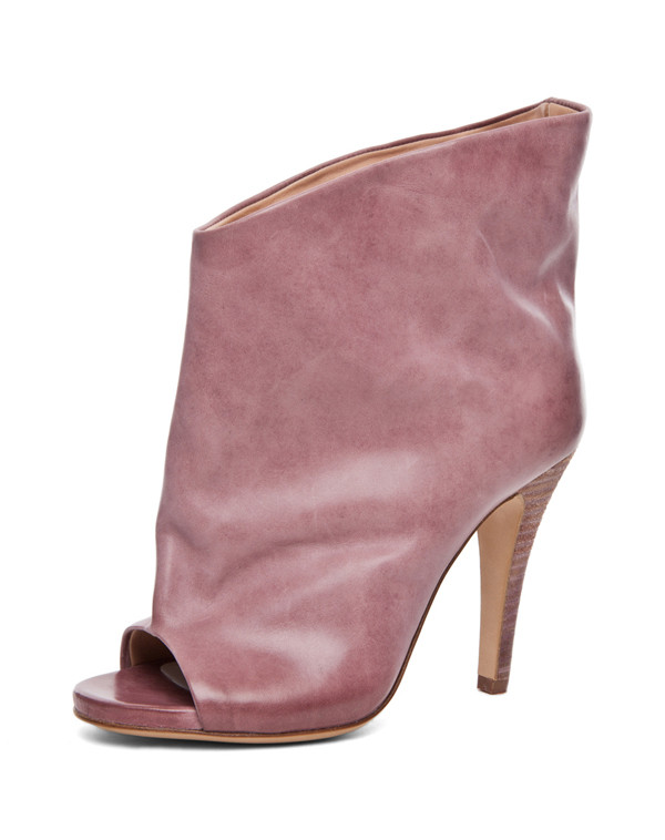 data-lemmaid="14449393">鞋头 /a>顶端有一块鱼嘴形镂空,刚好裸露出