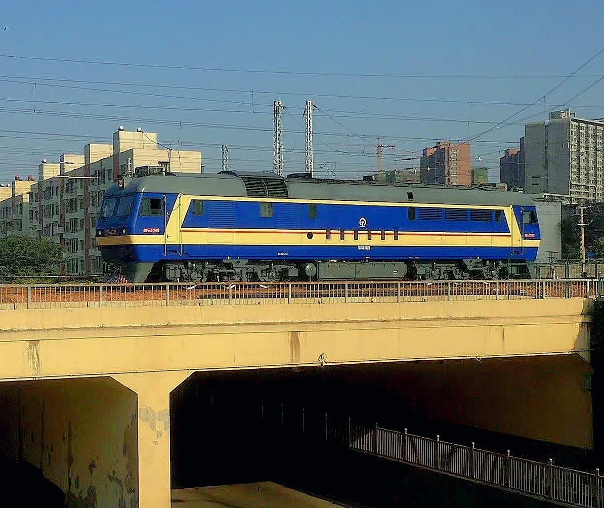 东风8b型内燃机车