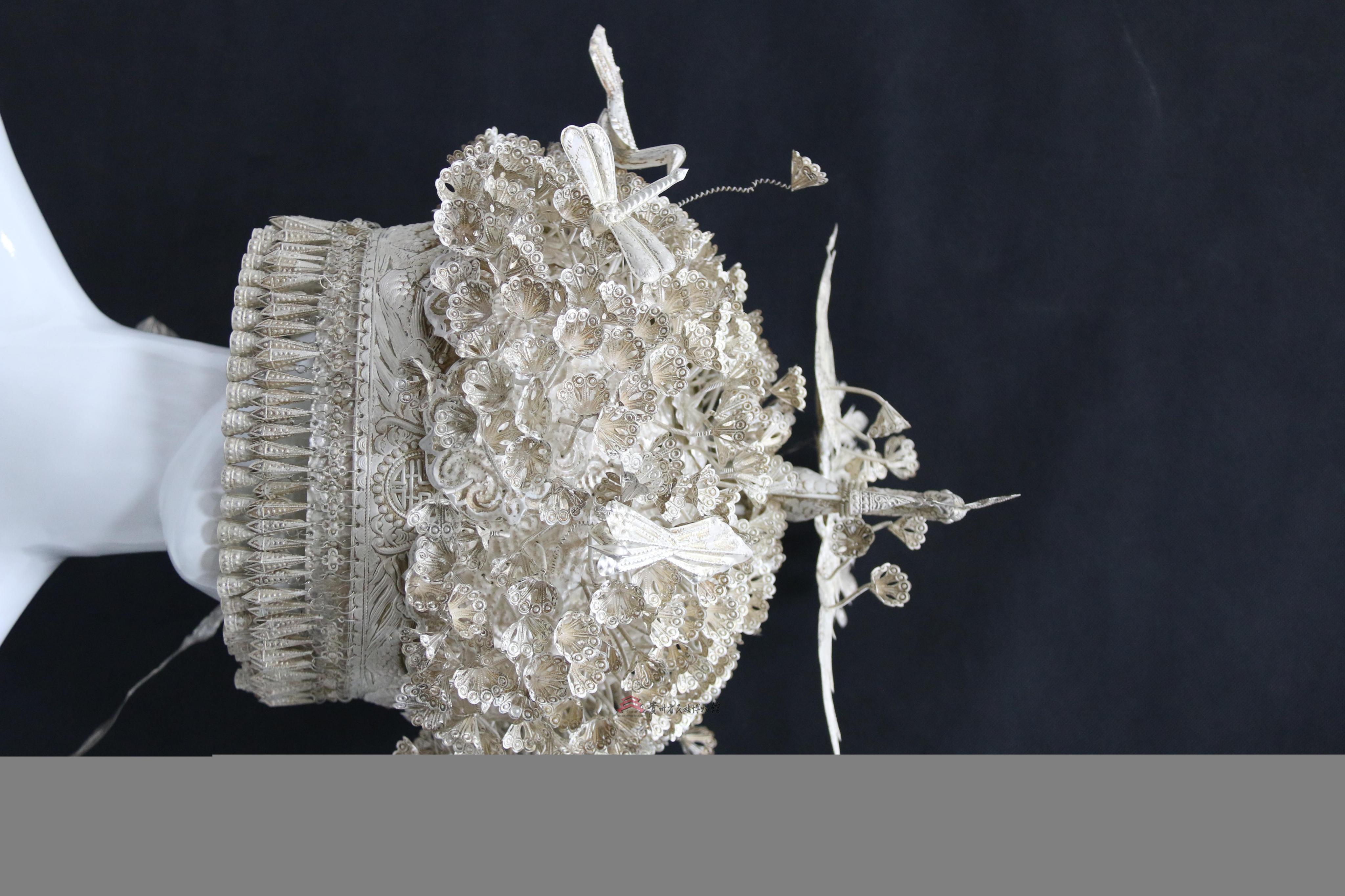 当代苗族仿银凤冠