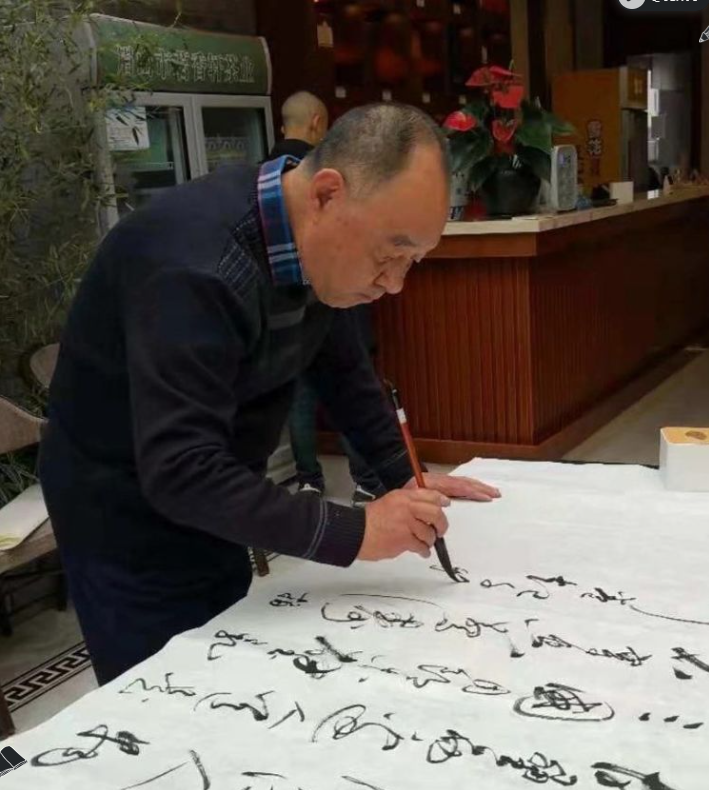 data-lemmaid="178466">乐山 /a>人,擅长草书,中国书法家协会会员,一