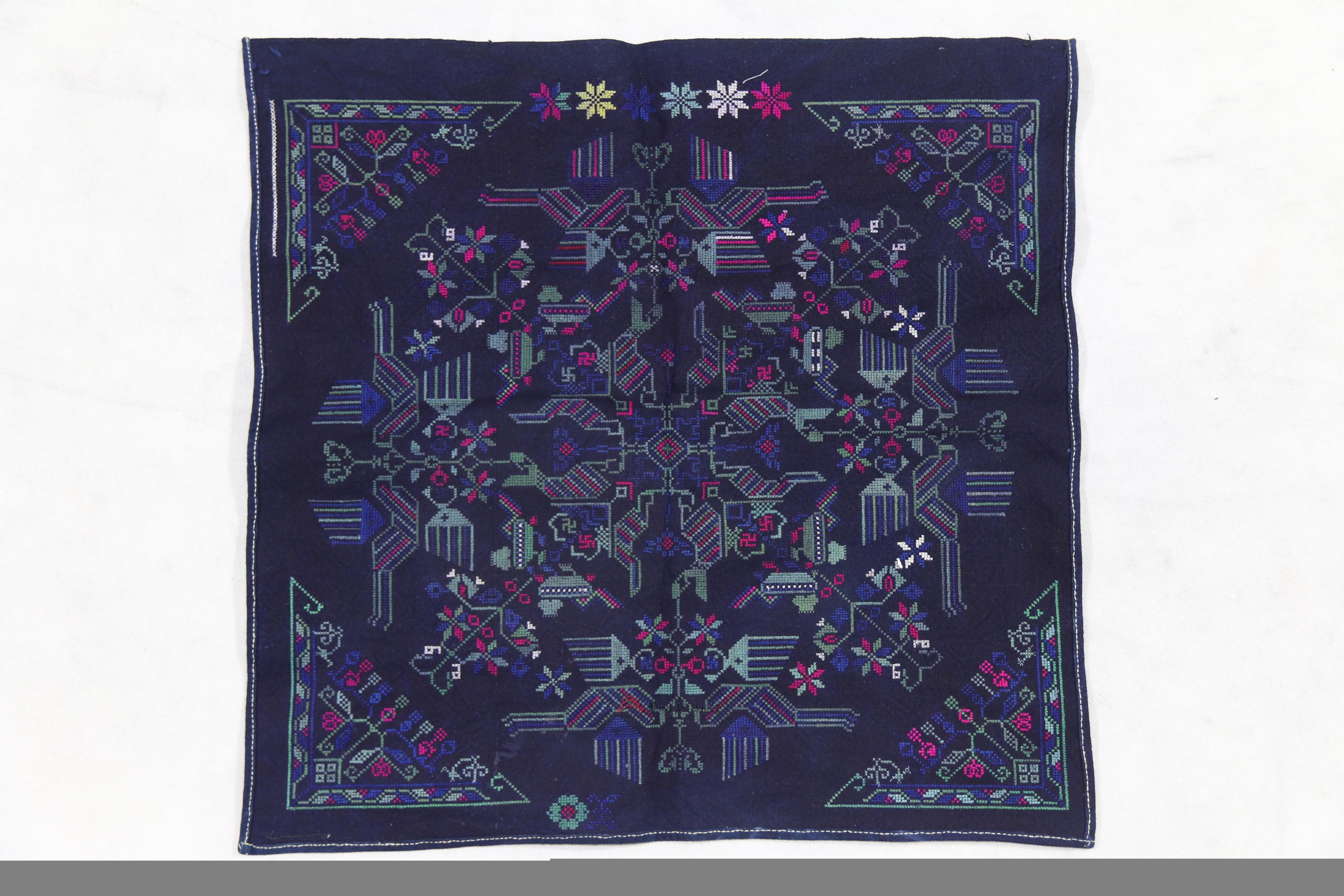 当代安龙苗族挑花花鸟纹蓝布旗帜绣片