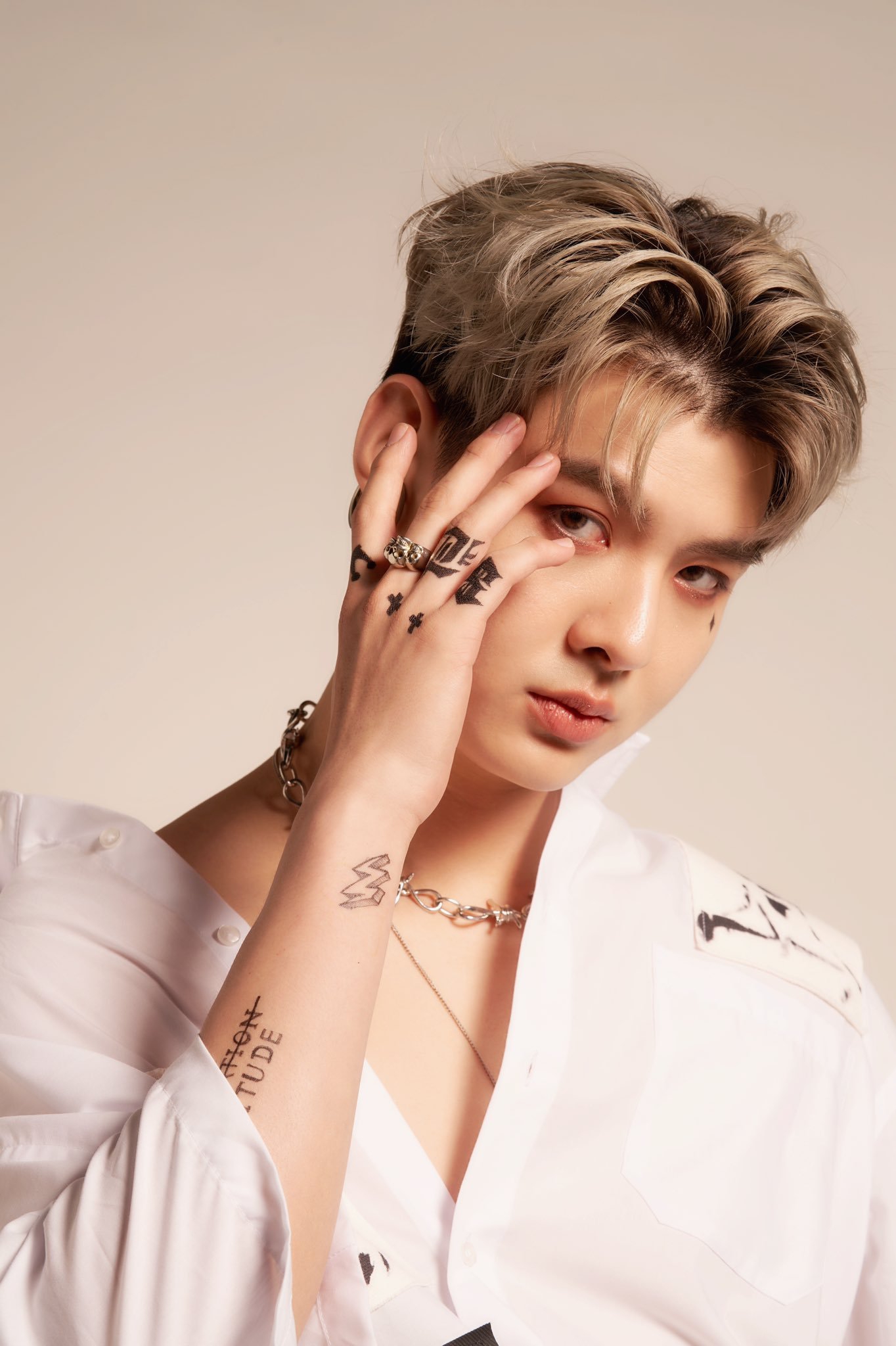 1998年4月17日出生于泰国桐艾府(达叻府),泰国男演员,歌手,毕业于 a