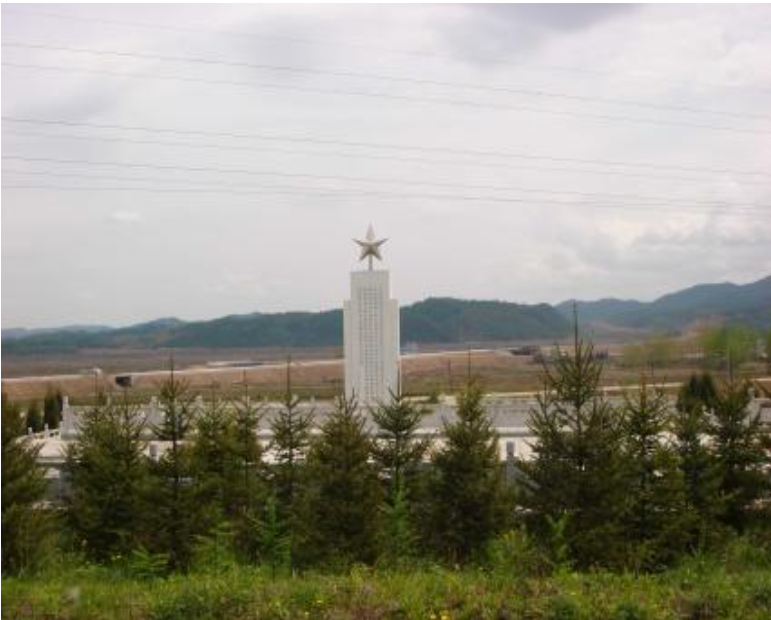 镇烈士陵园位于辽宁省抚顺市新宾满族自治县永陵镇二道村板桥子西山
