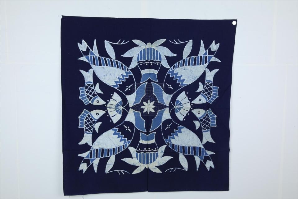 现代亻革家人莲花鱼纹组合图蜡染台布