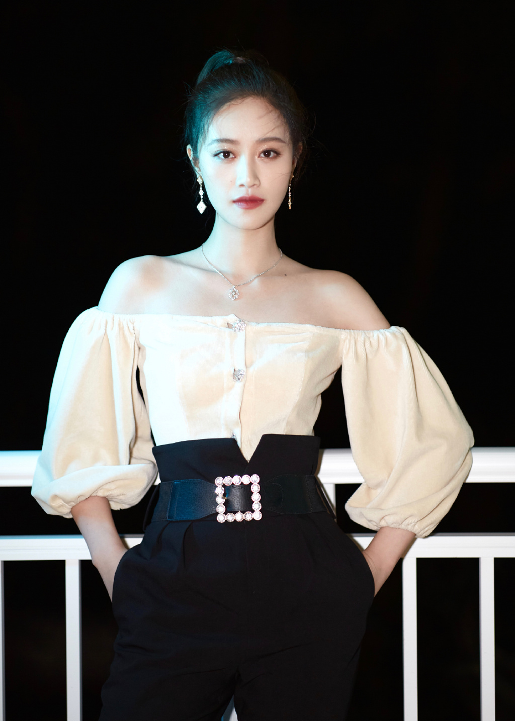 出生于上海,毕业于中央戏剧学院08级表演系本科班,中国内地影视女演员