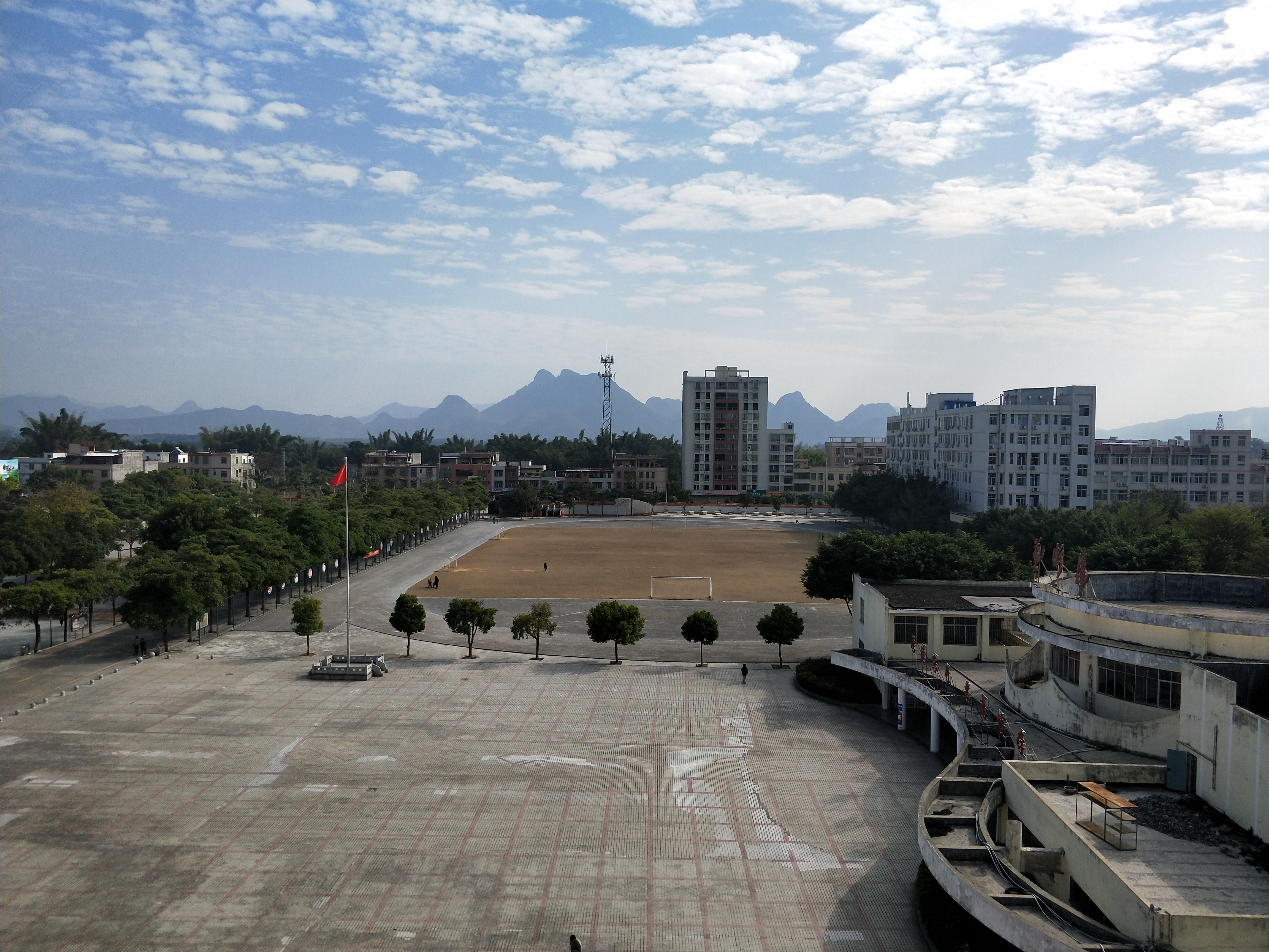  p data-id="gnatlry8gy">英西中学,地处于广东省清远市英德市浛洸镇