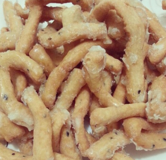  p>炸糖棍是一道面粉,鸡蛋为主料的美食. /p>