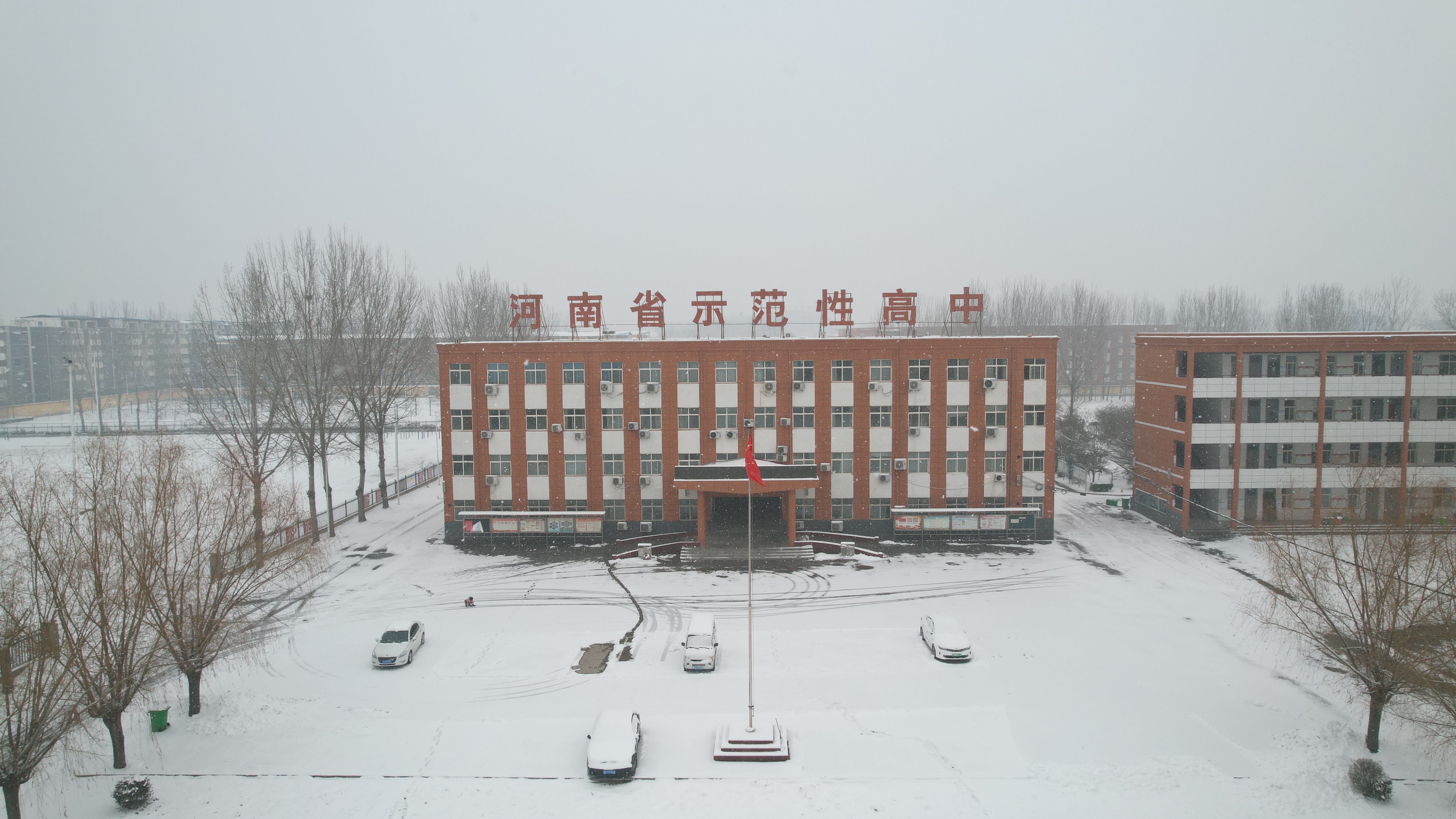 6">河南省封丘县第一中学,创建于1946年,现占地370亩,老校区占地150亩