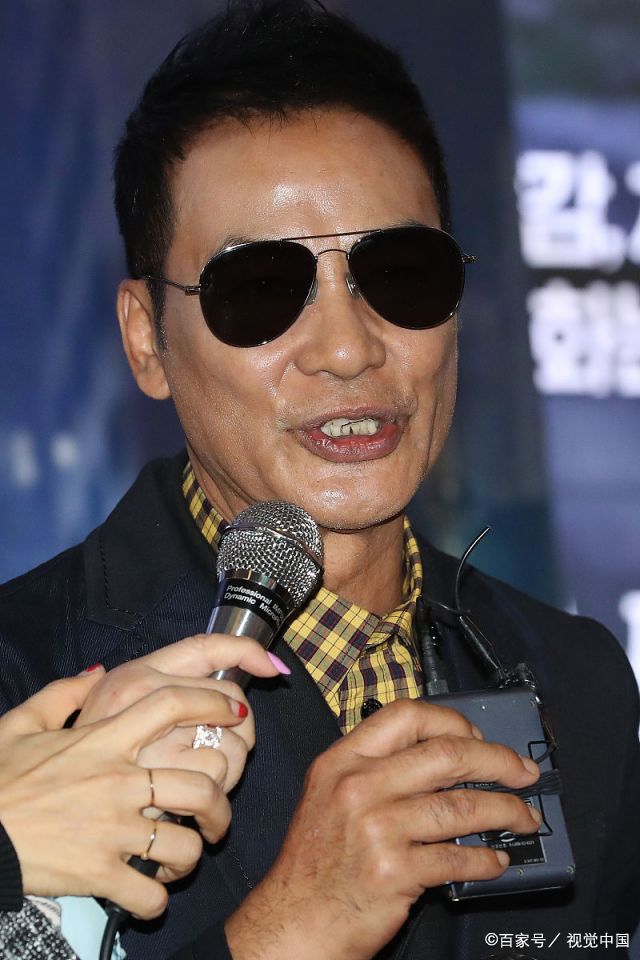 任达华罕见现身韩国，现场与粉丝互动比心，场面有趣_百科TA说