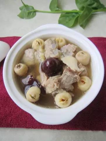 银耳百合猪骨汤