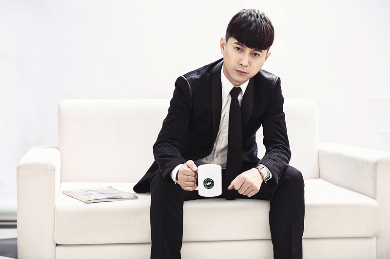  p>蓝波,1980年8月27日出生于中国吉林省四平市,毕业于吉林艺术学院