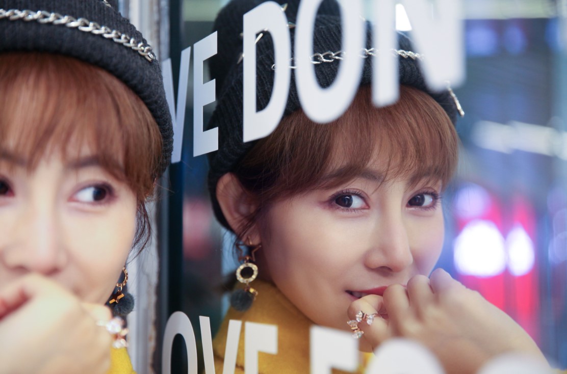  p>李芯逸(li xinyi),又名李彤,1978年4月30日出生于中国北京,中国