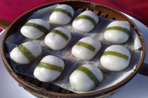  p>赤水猪儿粑是一道美味可口又充满趣味的传统小吃,主要在贵州 a